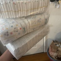 Newborn Diapers ( 1.5 Huggies) 1 Pampers