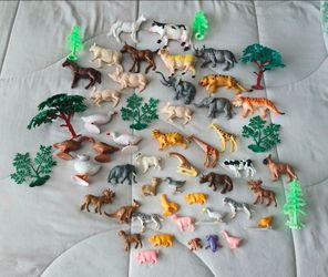 ✅️ Kids 55pc Animals/ Greenery Toys• 3 Different Size Figures• Great Condition• $10firm