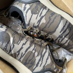 New, never worn Carhartt camouflage Camo shoes  size 10