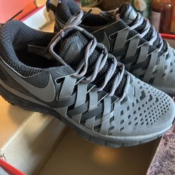 Youth Size 7 Nike Blk Grey 