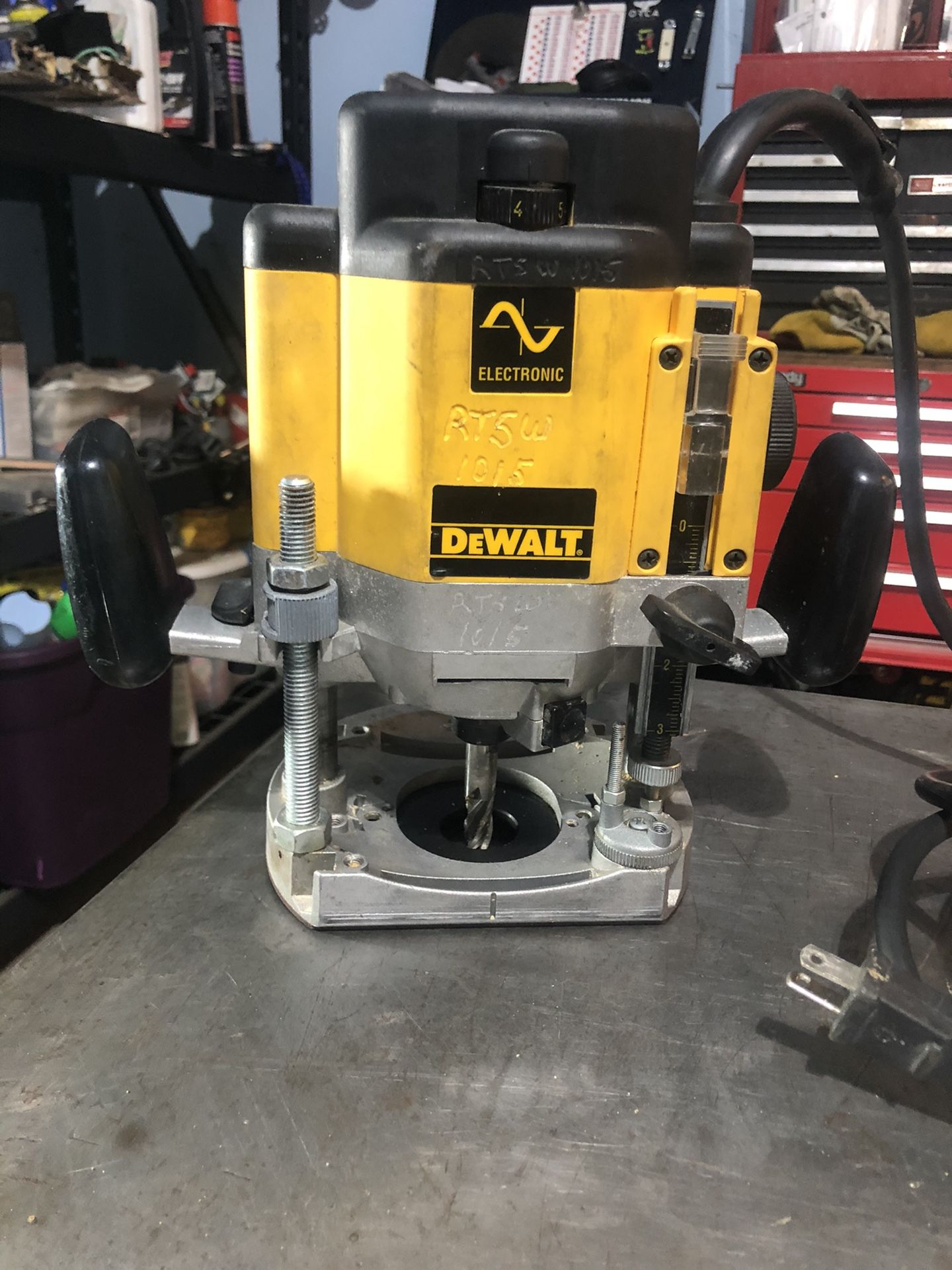 Dewalt DW625 Heavy-Duty 3 HP maximum motor HP EVS Plunge Router