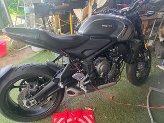 Motorcycle trident 660
