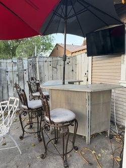 PATIO BAR W/ BARSTOOLS & UMBRELLA