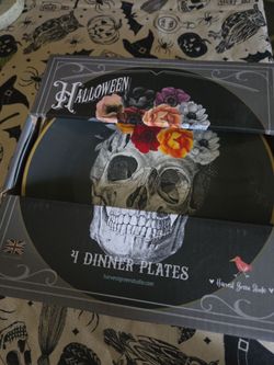 💀 Halloween Skull Dinner Plates Set of 4 NEW $30💀