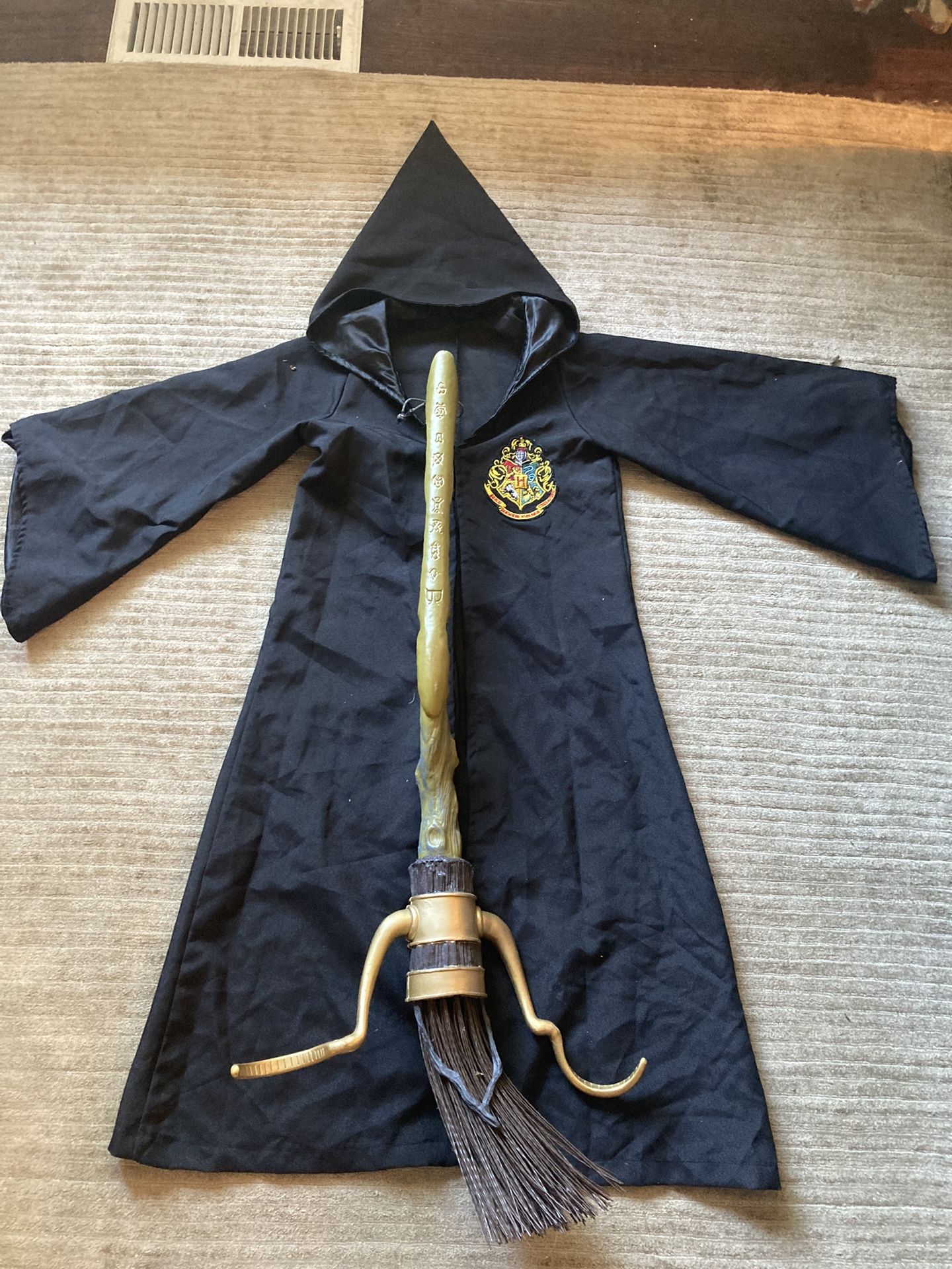 Harry Potter-Hogwarts Cloak And Nimbus 2000