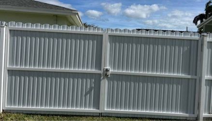 Privacy vertical metal fence