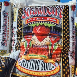 FoxFarm Strawberry Fields Potting Soil 1.5 Cu Ft 