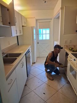 Kitchen/cabinets