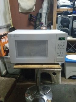 Sharp: Medium Size Carousel Microwave Oven.
