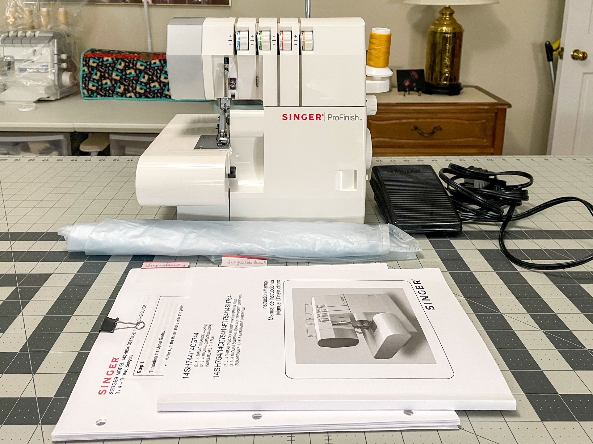 SINGER ProFinish 14CG754 Serger with Box