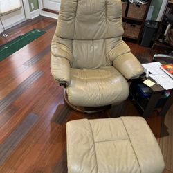 Ekornes Stressless leather recliner chair and matching ottoman/footstool