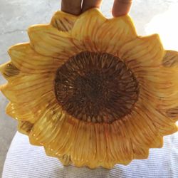 Es Un Plato Dela Flor Marizol De Ancho 9/1 Por Un $ 1 Dollares