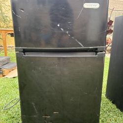 Vissani 2-door mini refrigerator with a separate freezer compartment. 