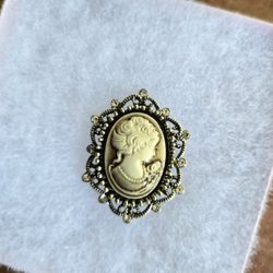 ESTATE FIND RARE VINTAGE LOOK NEW CLASDIC CAMEO BROOCH