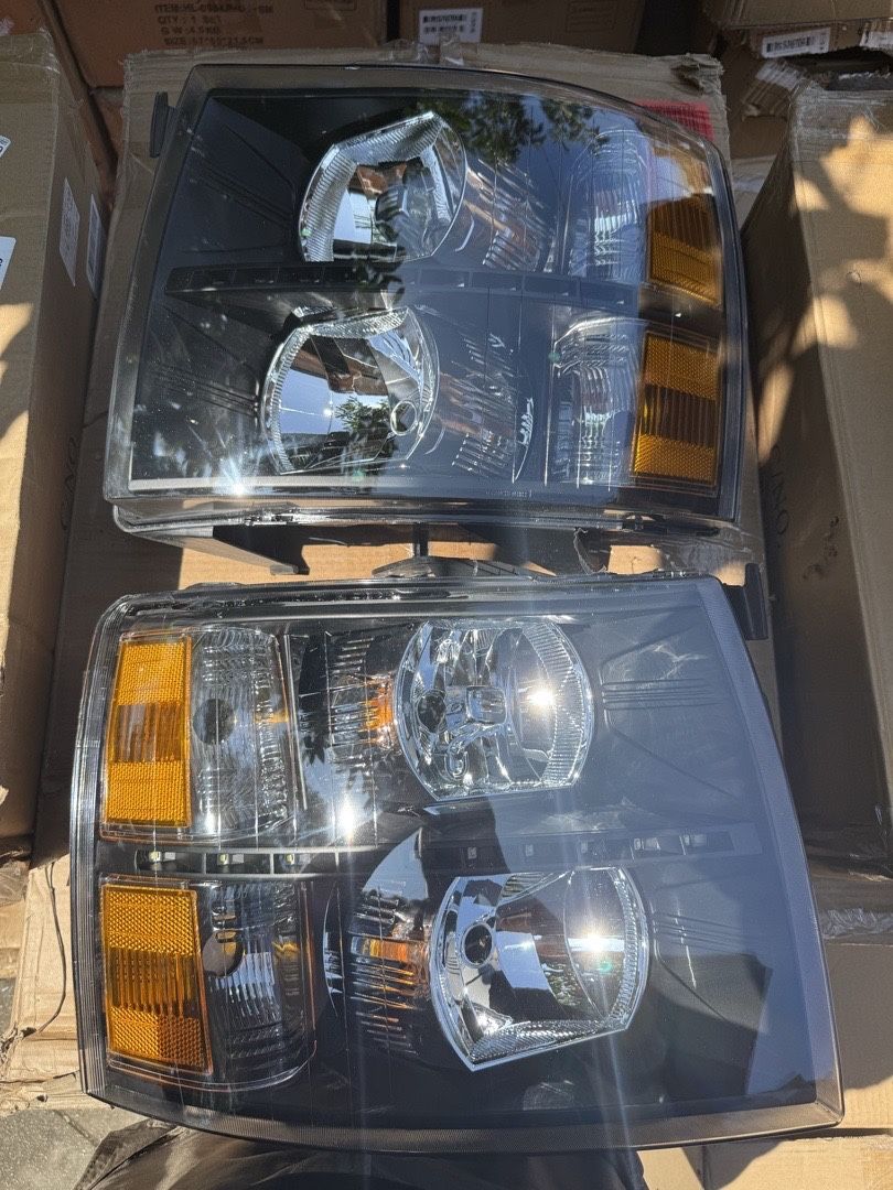 07-13 Chevy Silverado 1500/ 07-14 2500HD & 3500HD Headlights Black Amber W/ White LED Strip
