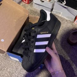 black adidas super stars 