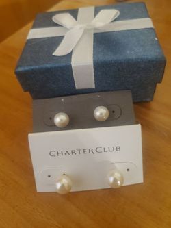 2 new pairs of pearl earrings Studs both for $30 comes with box 📦