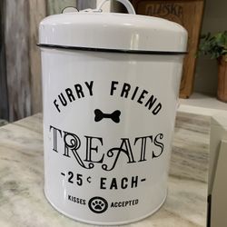 NWT treat holder container