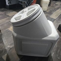 Gamma2 Vittles Vault Outback Stackable Pet Food Storage Container. 