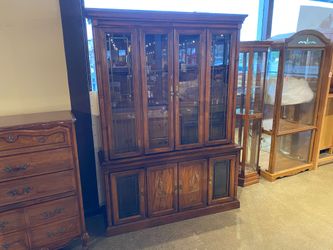 BROYHILL China Hutch with Asian Paintings