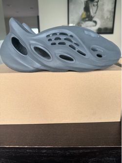 Yeezy Carbon Foam Runner 10m