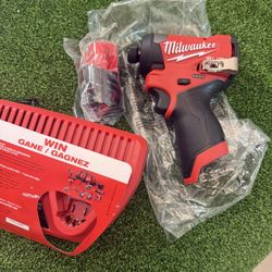 Milwaukee M12 Fuel Brushless 1/4 Impact Hex Kit/wirh 2.0 Battery 
