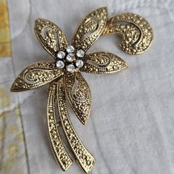 Vintage Faux Marcasite Gold Tone W Rhinestone Flower Brooch Pin 