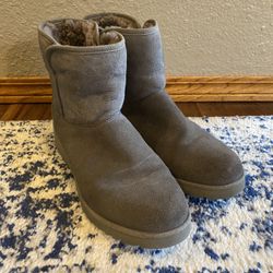 UGG Womens Size 9
