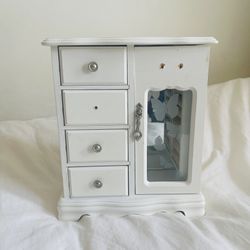 Adorable Old School Jewelry Box 