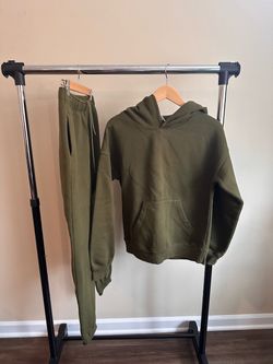 Buffbunny Xs green sweatshirt and sweats