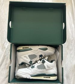 Oxidized Green Jordan 4’s Used    Size 5.5y