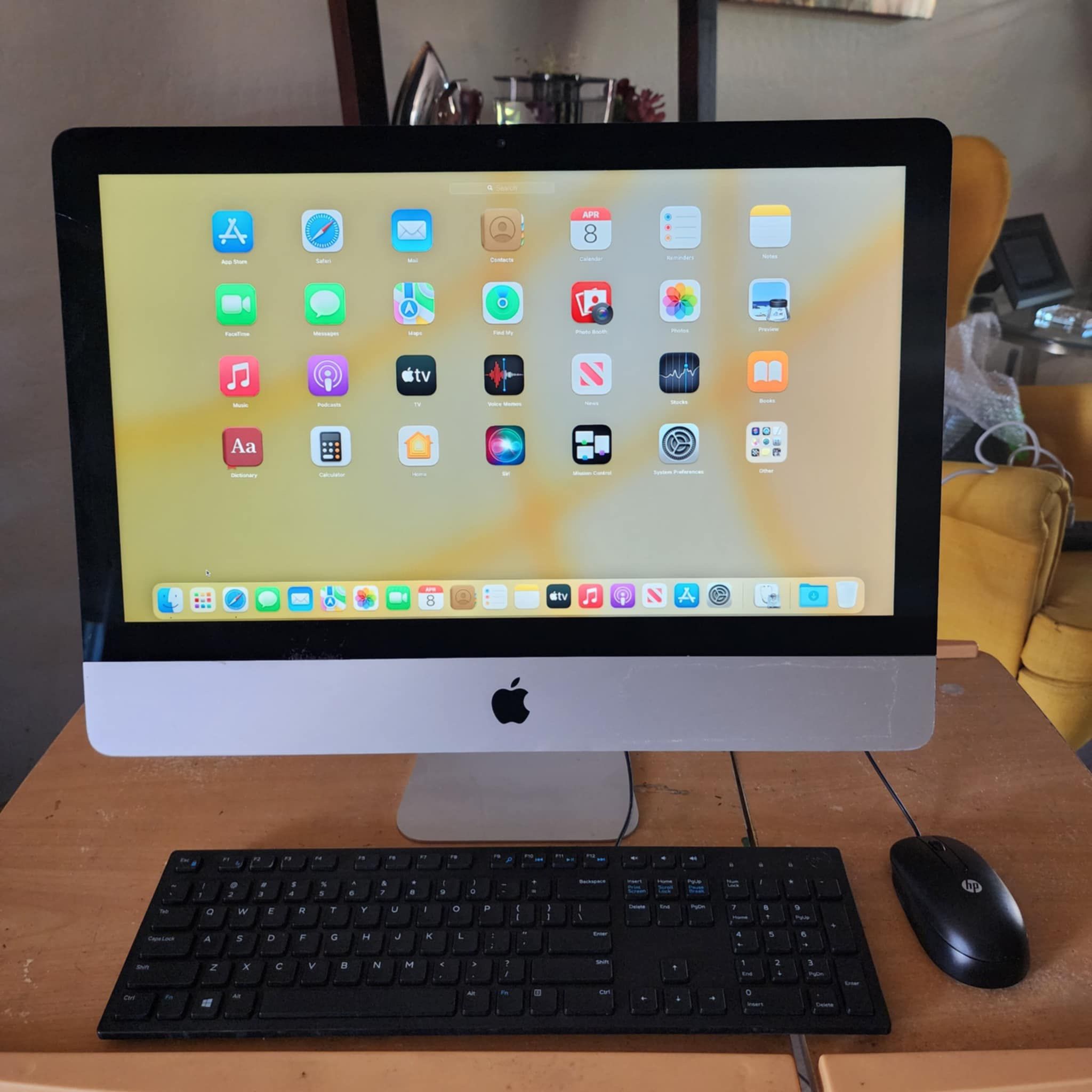 Imac 21.5-inch late 2015 **READ FULL ** NO TRADES ** Intel Core i5 2.8 GHz 8GB RAM 256GB SSD MacOS Monterey version 12.7. It has a small crack line,
