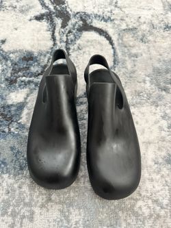 Authentic Rubber Clog Bottega Veneta size 38 women. Made in Italy good condition Selling for a cheap price need funds