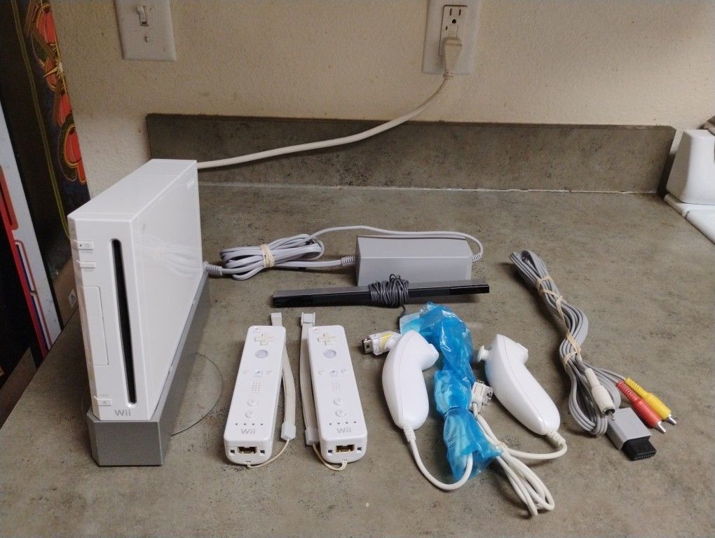 Nintendo Wii Console, W/2 Controllers, 2 Nunchucks, Cables, Tested, Working.