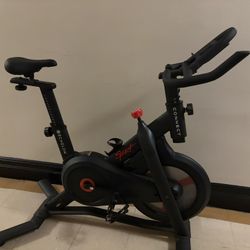 Echelon Connect Sport-S indoor cycling bike. This model offers a connected fitness experience and features specific features. The key features of