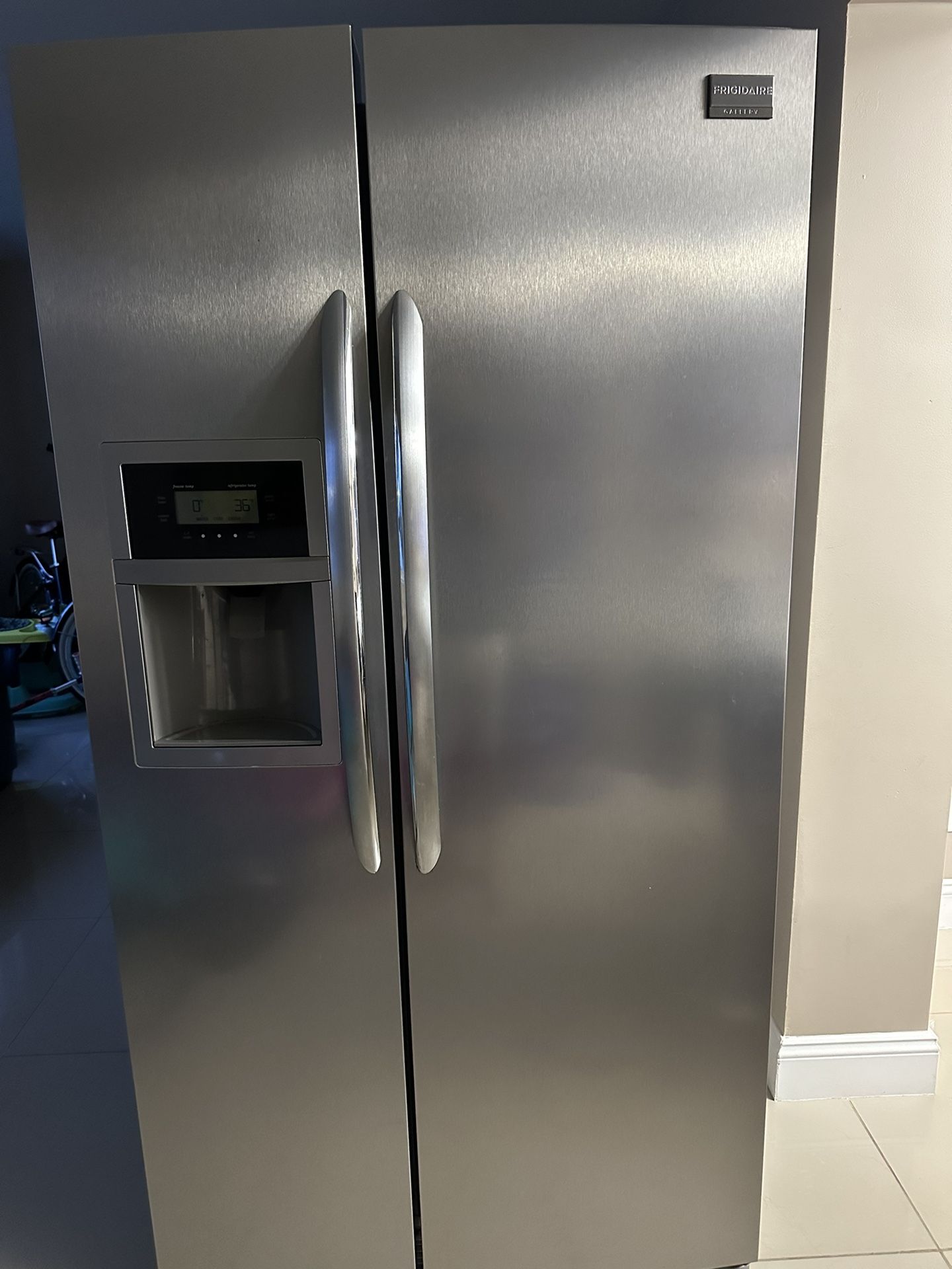 Frigidaire Gallery Refrigerator 26 Cubic Ft