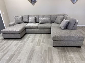 New U shape Sectional with reverse chaise 🚚 we can deliver 🚚