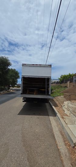 Box Truck – Ready to Work – Liftgate – Clean Title