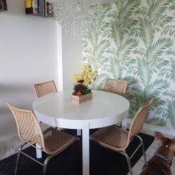 Expandable Dining Table Set With Chairs $150