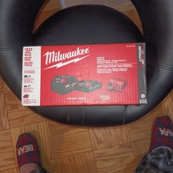 Milwaukee Set 2 Battery (5om, 2om) + Multi-voltage  Charger
