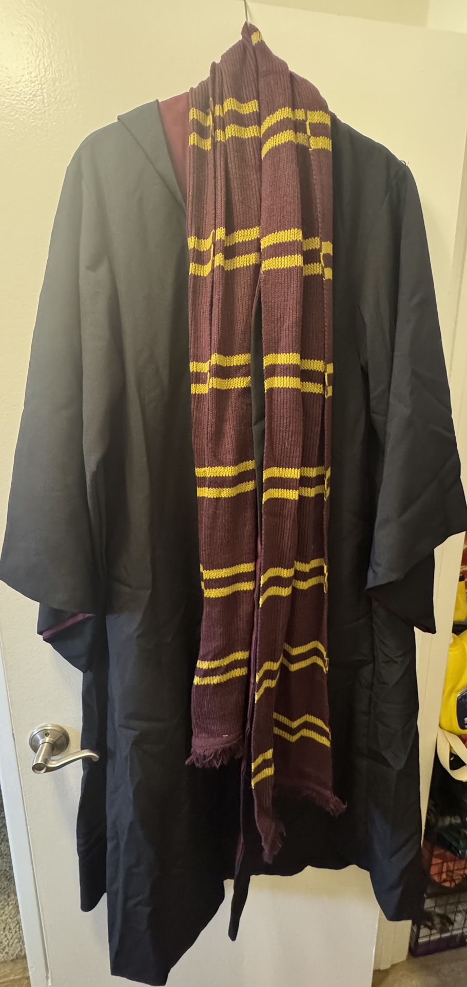 Universal Hogwarts Robe Gryffindor Size : M (+scarf)