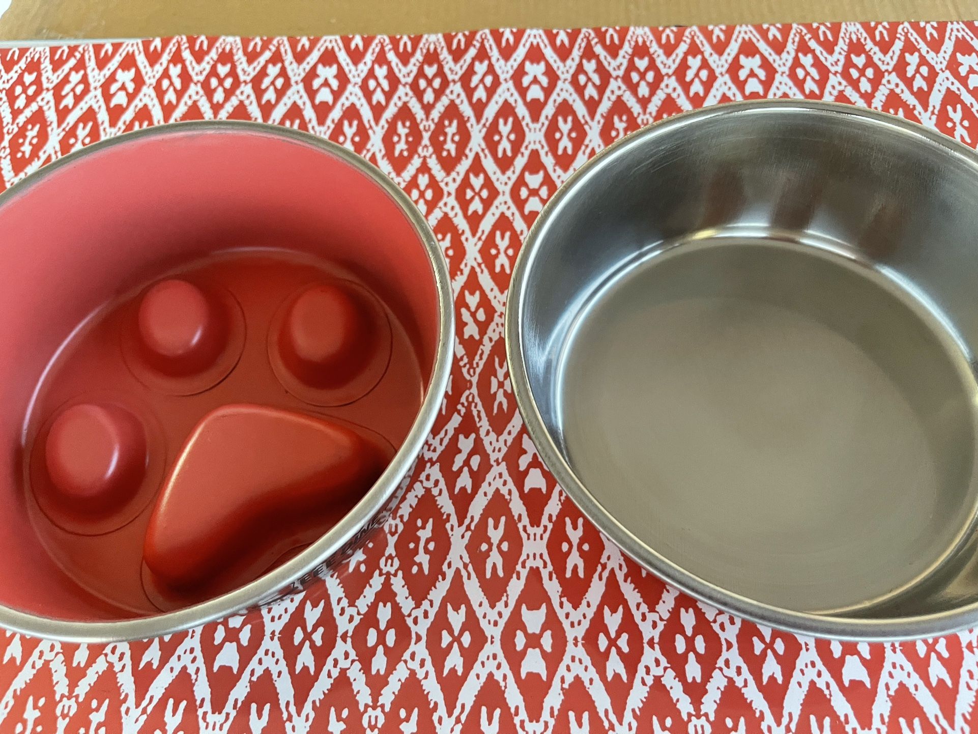 DAWGEE BUNDLE DINNING MAT & MAGNETIC STAY ON BOWLS