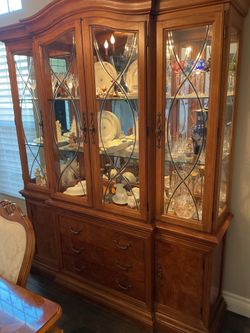 Dining Room Table, Chairs & Hutch