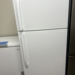 Insignia Refrigerator (18 cu ft) Model: NS-RTM18WH8Q Clean and works perfectly