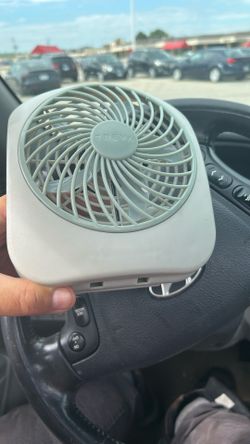 Portable Fan Lightweight Runs By 2D Batteries Very Convenient For Everything You Need To Do