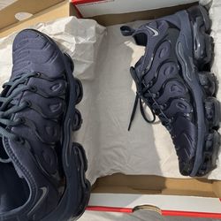 NIKE AIR VAPORMAX PLUS - MENS Size 9