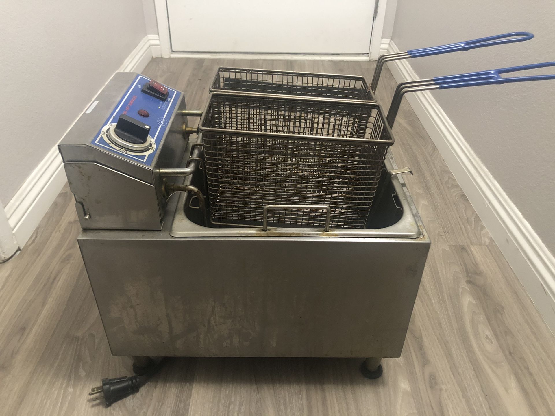 Globe Deep Fryer