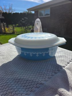 Vintage apyrex aoval casserole dish w lid. Like new