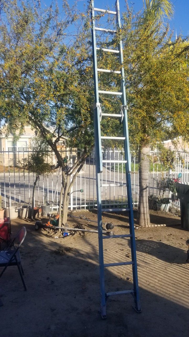 16 FT Extension Ladder Fiberglass