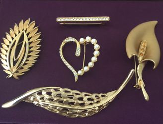 Gold tone brooches collection
